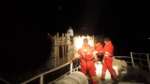 نجات جان ۶نفر خدمه لنج باری در حال غرق در شمال غربی جزیره کیش