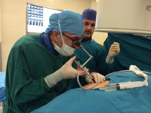 عمل جراحی سنگ شکنی کلیه pcnl در بیمارستان کیش